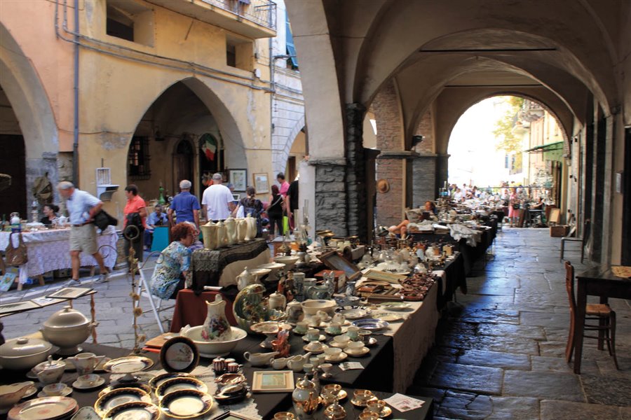 Pieve di Teco - Mercatino dell'antiquariato - Bancarelle