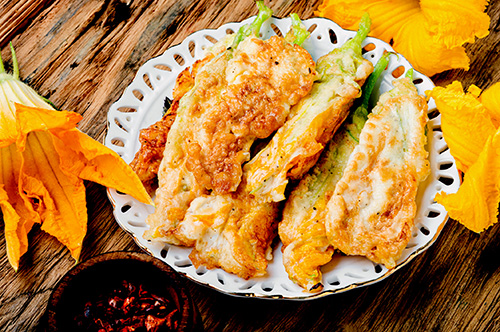 Fiori di zucca ripieni e fritti