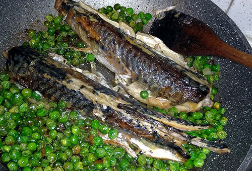 Sgombri con piselli
